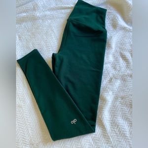 Alo Yoga airbrush legging in pine green